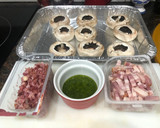 Foto del paso 1 de la receta: Champiñones rellenos de jamón y bacon con queso rallado