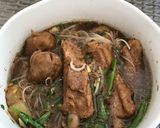รูปขั้นตอนการทำที่ 4 ของ ก๋วยเตี๋ยวซี่โครงหมูตุ๋น ลูกชิ้น