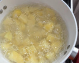 Foto del paso 1 de la receta: Papas gratinadas con queso y crema, acompañadas de salmón a la plancha