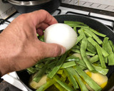 Foto del paso 1 de la receta: Pollo a la plancha con timbal de judía verde cebolla y patata