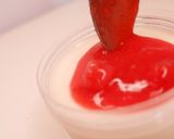 Foto langkah ke 5 dari resep Panna Cotta Dessert Omura Saus Strawberry.