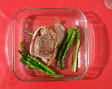 Foto del paso 7 de la receta: Medallón de filete miñón y espárragos flameados con salsa holandesa