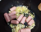 Foto langkah ke 3 dari resep Sosis Oseng Bawang.