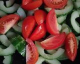 Foto langkah ke 3 dari resep Sautéed cucumber tomato.