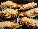 Berenjenas rellenas de pollo, jamón y salchichas al horno