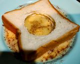 Foto langkah ke 4 dari resep Egg in Hole French Toast.