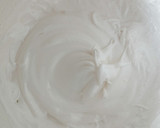 Foto del paso 2 de la receta: Pavlova con crema de naranja y frutos rojos