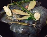 รูปขั้นตอนการทำที่ 1 ของ กุ้งอบเนยสมุนไพร+เหล้าตามใจคุณ