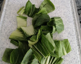 Foto del paso 2 de la receta: Pak choi salteado con pulpo y habas