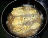 Foto langkah ke 6 dari resep Ayam Ungkep Goreng Telur.