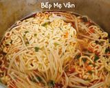 Hình bước làm 3 của món Mì cay tôm,nấm,xúc xích và đậu hủ trứng