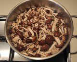 Foto del passaggio 7 della ricetta Minestra di ceci neri funghi pioppini e castagne