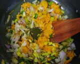લીલી હળદર અને વટાણા ની સબ્જી (Raw Turmeric Peas Sabji Recipe In Gujarati) રેસીપી સ્ટેપ3ફોટો