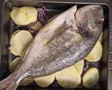 Foto del paso 2 de la receta Dorada al horno con cebolla y patata