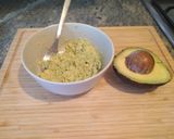Foto del paso 3 de la receta: Huevos rellenos de aguacate y gambas