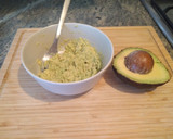Foto del paso 3 de la receta: Huevos rellenos de aguacate y gambas