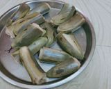 A picture of step 1 of Kache kele ka pakoda.