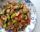 Foto langkah ke 5 dari resep Tumis Jamur Sosis Kecap.