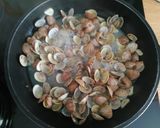 Foto del paso 4 de la receta Espaguetis con almejas y gambas