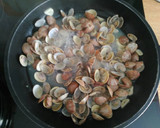 Foto del paso 4 de la receta: Espaguetis con almejas y gambas