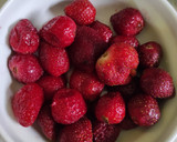 Foto langkah ke 1 dari resep Korean Strawberry Milk.