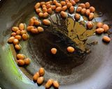 A picture of step 1 of Maharashtrian Bhadang.