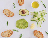 Foto del paso 3 de la receta: Tostadas de Aguacate y Pepino
