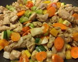 Foto del paso 4 de la receta: Pollo con arroz y verduras🌺