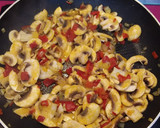 Foto del paso 2 de la receta: Pechuga de pavo rellena de champiñones y pimientos de piquillo