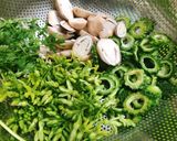 Hình bước làm 1 của món Bông Thiên Lý Xào Nấm Rơm Khổ Qua Rừng