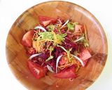 Foto del paso 3 de la receta: Ensalada de zapallitos, remolacha y zanahoria rallados