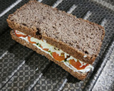 Foto del paso 4 de la receta: 🌿🍅🧀 Sándwich caprese con pan de lentejas 🧀🍅🌿 Tomates cherry, muzzarella y pesto de albahaca