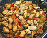 Foto del paso 3 de la receta: Mejillones en salsita!!😋