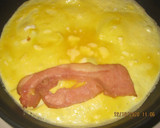 Foto del paso 3 de la receta: Desayuno con huevo, bacon y pan