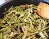 Foto del paso 3 de la receta: Huevitos pochados sobre nopales al chile pasilla