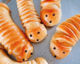 Hình bước làm 3 của món Bánh mì sâu róm