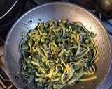 Foto del paso 2 de la receta: Espinacas con fettuccini de espinacas