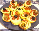 Foto del passaggio 4 della ricetta Antipasto di pasta sfoglia sfizioso e veloce