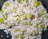 Foto del passaggio 4 della ricetta Risotto asparagi e gamberetti