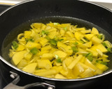 Foto del paso 1 de la receta: Tortilla de patatas con pimientos verdes & cebolla y pan casero multicereales