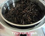 A picture of step 1 of Grass Jelly Drink (Herbal Tea).