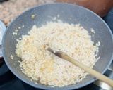 Foto del paso 3 de la receta: Risotto de habas, ajos tiernos y langostinos 🫛 🦐 🫛