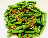 A picture of step 4 of Garlicky french beans.