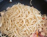 A picture of step 8 of Egg noodles stir-fried with chicken and bacon.