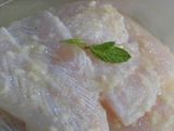 Filete de pescado marinado en jugo de limón y ajo