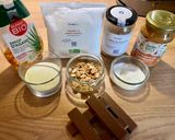 Une image de l'étape 1 de Barres protéinées beurre de cacahuète, purée de noisettes Omie, coco, poudre d’amande et chocolat.