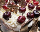 Foto del passaggio 10 della ricetta Schwarzwälder Kirschtorte