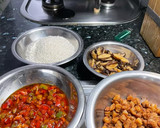 Foto del paso 5 de la receta: Chicharrones de secreto ibérico con setas y arroz en paella