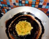 Foto langkah ke 4 dari resep Omelette Mie Praktis.