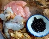 รูปขั้นตอนการทำที่ 1 ของ กุ้งไก่ผัดกระเทียมพริกไทย